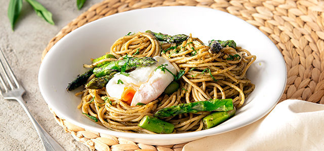 Špagety s pestem z medvědího česneku, jarní zeleninou a ztraceným vejcem
