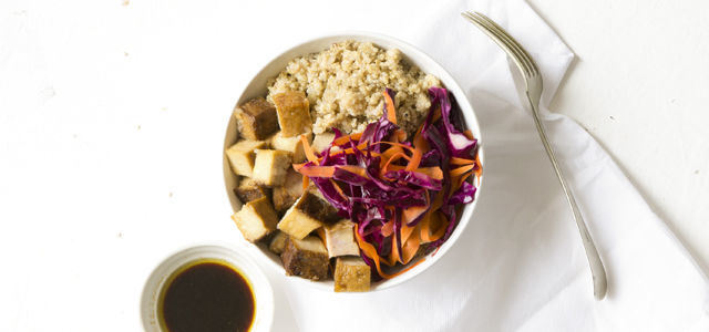 Quinoa bowl s uzeným tofu